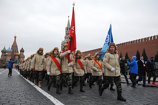 Политолог объяснил, зачем воспитывать патриотизм у подростков