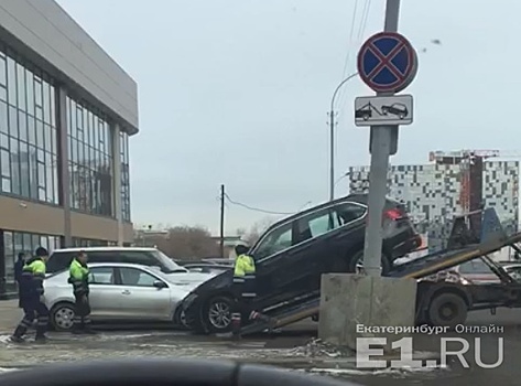 В центре Екатеринбурга дорогой внедорожник скатился с эвакуатора и попал в ДТП