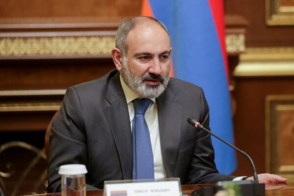 Пашинян счел неуместной реакцию на заявления Зеленского