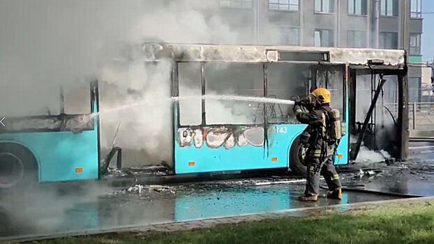 Коммунист Соловейчик назвал новые автобусы в Петербурге угрозой для жизни пассажиров