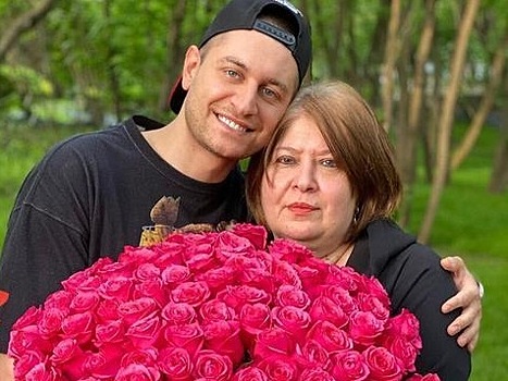 Мать Давида Манукяна зарегистрировала в Новосибирске бренд DAVA