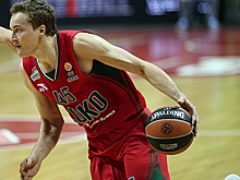Баскетболист «Локомотива-Кубани» забросил мяч от своего кольца