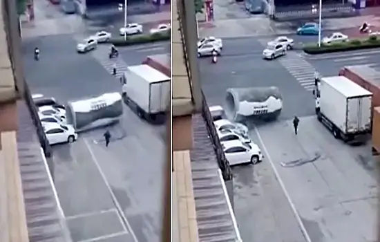 Цементная труба выпала из прицепа и раздавила несколько автомобилей: видео