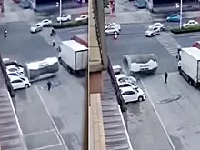 Цементная труба выпала из прицепа и раздавила несколько автомобилей: видео