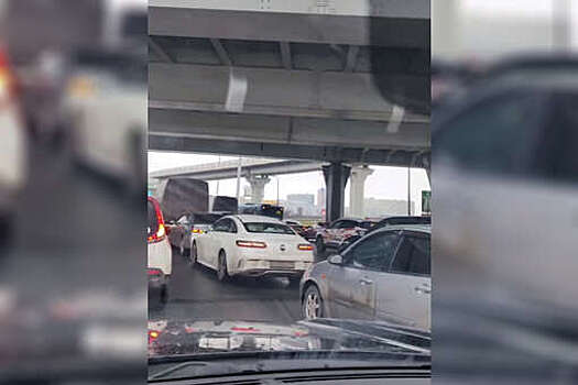 В Петербурге перекрыто движение на КАД из-за перевернувшегося грузовика