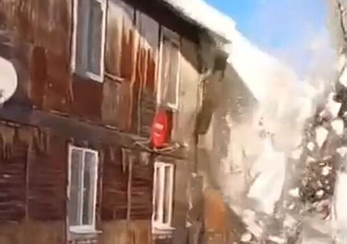 Сошедшая с крыши двухэтажного дома лавина в Нягани снесла пристройку с балконами