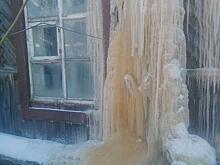 На деревянном бараке в Лабытнанги вырос фекальный сталактит