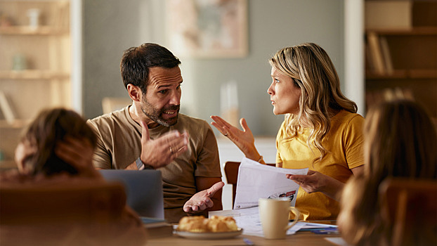 Можно ли подать на алименты в браке? Разобрали с юристом