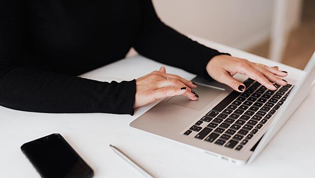 В Хабаровске сотрудники полиции задержали подозреваемую в серии мошенничеств с продажей поддельных страховых полисов ОСАГО