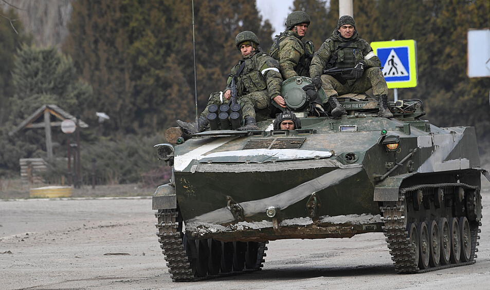 Военнослужащие РФ в боевой машине пехоты БМП-2 в Армянске