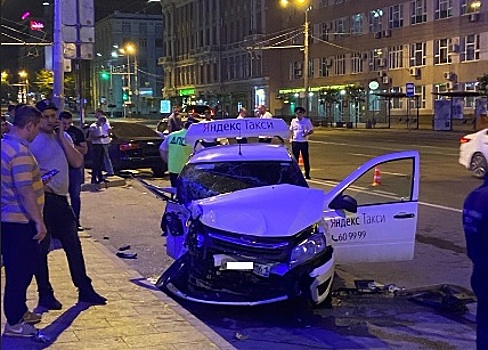Такси и иномарка столкнулись в центре Ростова