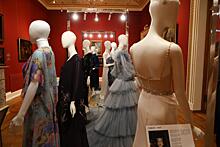 Знаменитый историк моды и телеведущий Александр Васильев открыл уникальную выставку «Платье с историей» в Нижнем Новгороде