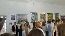 Персональная выставка Александра Стасюка «Мир цвета» открылась в Гимназии 1409 в САО