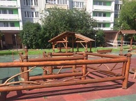 Коммунальные службы привели в порядок детскую площадку во дворе по улице Яблочкова