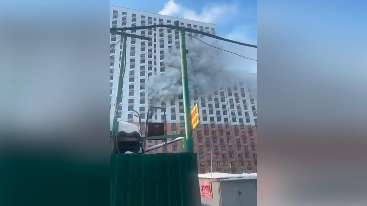 В Москве в районе Орехово-Борисово Южное горит 25-этажная новостройка