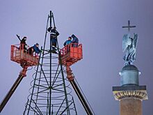 На Дворцовой площади устанавливают главную новогоднюю елку
