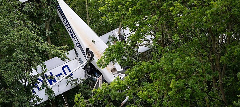 Небольшой самолет в Германии застрял в деревьях