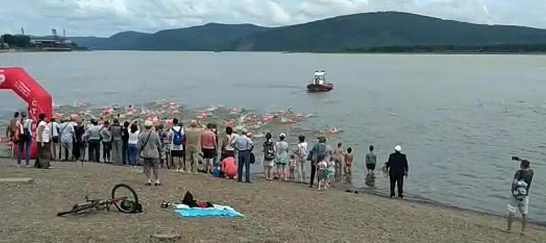 В Хабаровском крае прошёл массовый заплыв через Амур