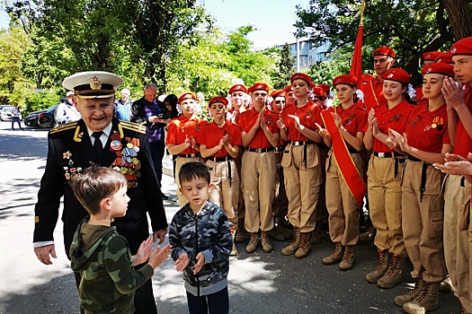 Черноморский флот ко Дню Победы провел парады во дворах ветеранов