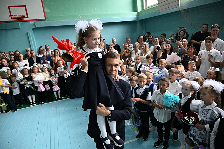Первый звонок на торжественной линейке, посвященной началу учебного года, в гимназии №2 во Владивостоке