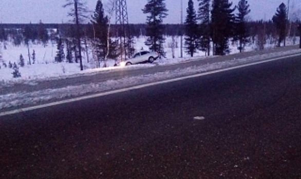 Водитель легковушки очнулся в кювете на автодороге Сургут - Салехард