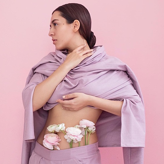 Манижа родилась 8 июля 1991 года в семье психолога Наджибы Усмановой и врача Далера Хамроева в Таджикистане. Первые несколько дней девочка была в коме. Врачи даже советовали молодой маме отключить ее от аппаратов жизнеобеспечения. 