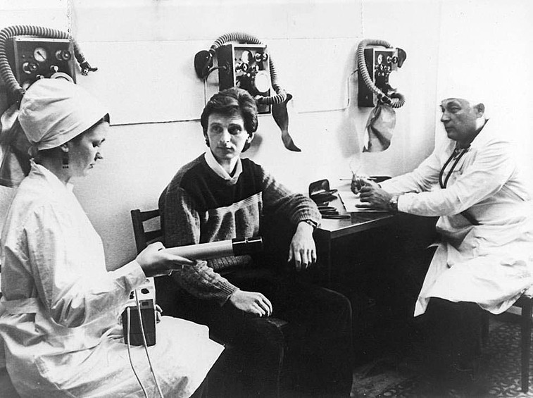 Один из инженеров, работавших на ЧАЭС, проходит медицинский осмотр в санатории «Лесная поляна» 15 мая 1986 года, через несколько недель после взрыва.