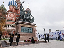 Путин возложил цветы к памятнику Минину и Пожарскому