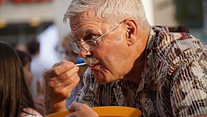 Назван самый вредный перекус для пожилых людей