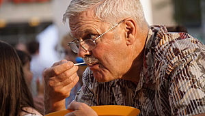 Назван самый вредный перекус для пожилых людей