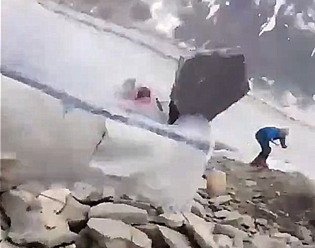 Альпинист чудом спасся от огромной каменной глыбы