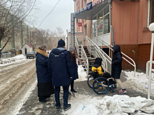Недоступная среда: юный челябинец в инвалидной коляске не смог попасть в социальные учреждения Челябинска