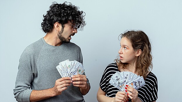 Психолог рассказал, стоит ли женщине давать мужчине деньги