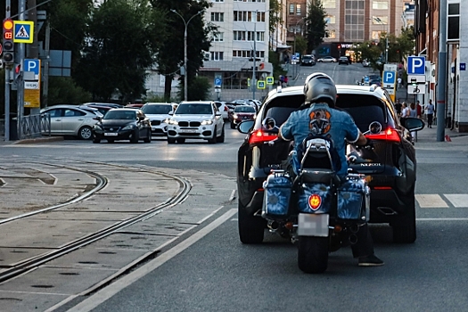 Мотоцикл вспыхнул на перекрестке в Тюмени: подробности страшного ДТП