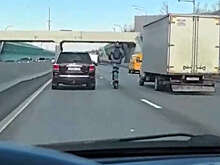 В Москве сняли на видео самокатчика на скорости 100 км/ч в потоке машин