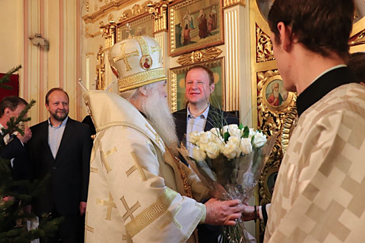 Алтайский митрополит на Рождество получил цветы от губернатора