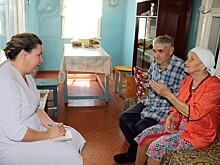 Социальные работники навестили Икрянинских пенсионеров