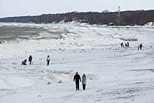 Хватался за лёд и держал друга: в Калининградской области за трое суток спасли восьмерых рыбаков