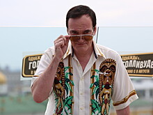 Что Квентин Тарантино делает в Москве в гавайской рубашке