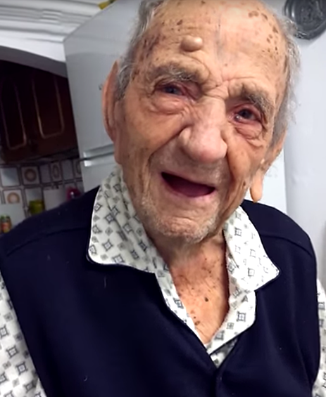 В 90 лет ему удалили почку, в 98 — катаракту, а в 108 лет госпитализировали с инфекцией мочевыводящих путей