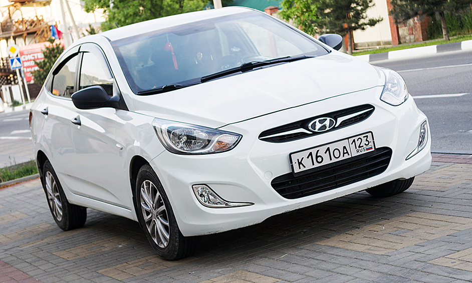 Один из самых продаваемых автомобилей в России - Hyundai Solaris - обойдется покупателям в базовой версии в 805 000 рублей.
