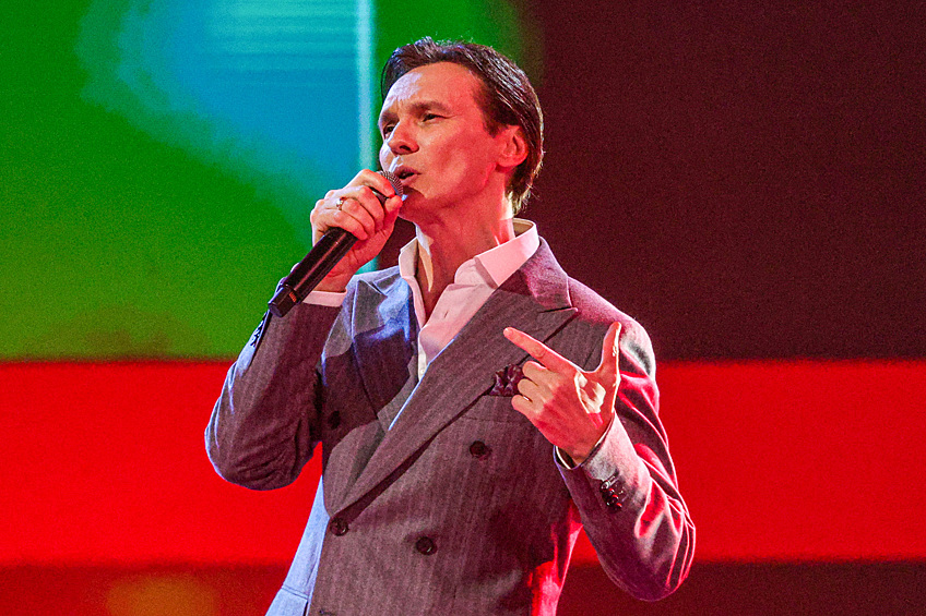 Влад Сташевский во время концерта, 2025 год