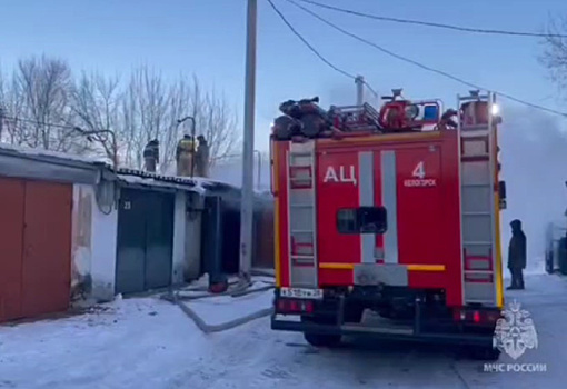 В Белогорске на месте пожара в гаражном массиве нашли тело пожилого мужчины