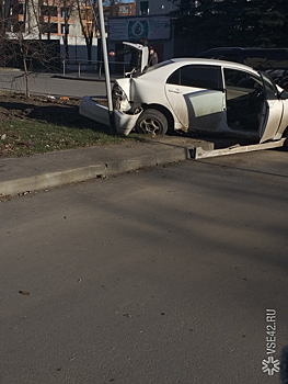 Легковушка получила серьезные повреждения при ДТП в Кемерове