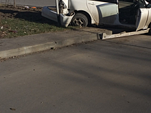 Легковушка получила серьезные повреждения при ДТП в Кемерове