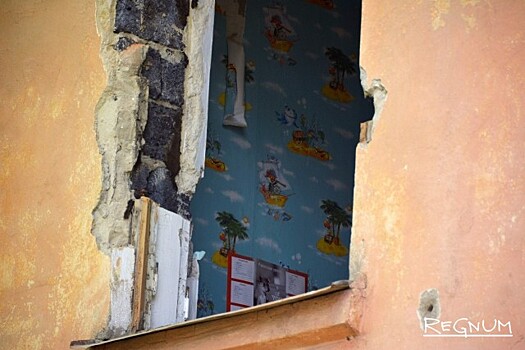 В Воронеже стена аварийного дома обрушилась на дорогу