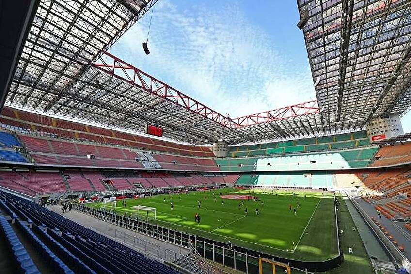 Игроки ФК «Милан» и «Генуя» тренируются на пустом стадионе из-за введенных ограничений.