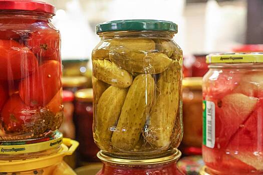 Россиянам пригрозили штрафом за хранение закруток в одном месте