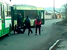 В Красноярске водители автобусов подрались из-за места на остановке: видео