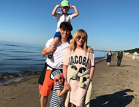 Алла Пугачева с детьми вернулась на Родину после нескольких месяцев отдыха в Юрмале